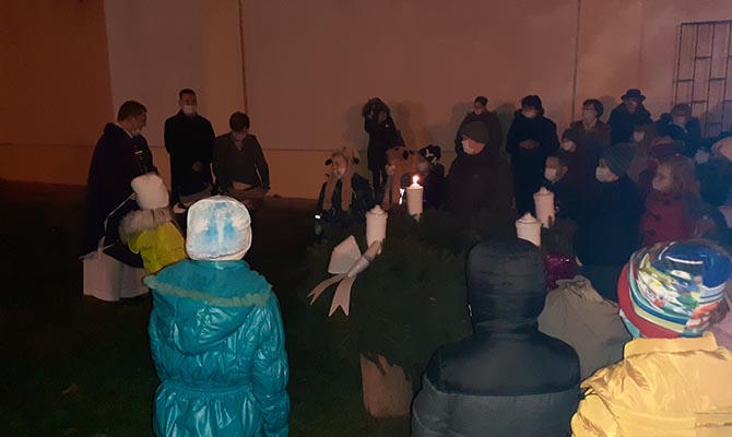 A szentmisét követően a templomudvarban lévő koszorún meggyújtották az első adventi gyertyát.